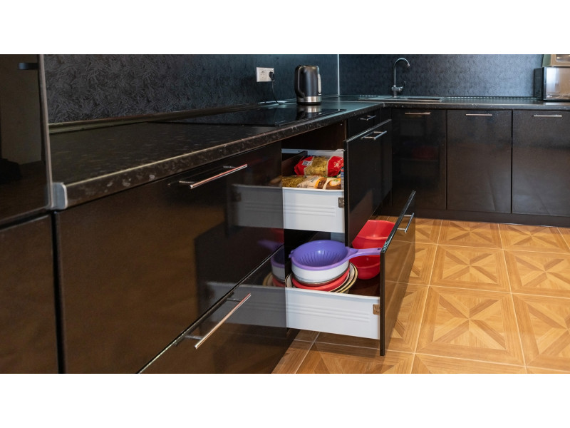Габриэль — современная, угловая кухня с барной стойкой из МДФ в пленке в ПВХ черно-красного цвета